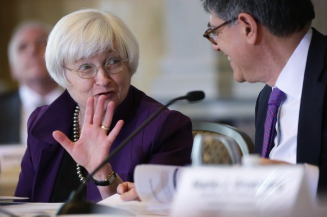 La presidenta de la Reserva Federal, Yanet Yellen, y el secretario del...