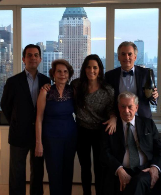 La familia Vargas Llosa al completo, en las bodas de oro de Patricia y...