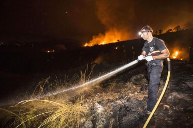 Un bombero trabaja en la extincin del incendio forestal de Cieza...