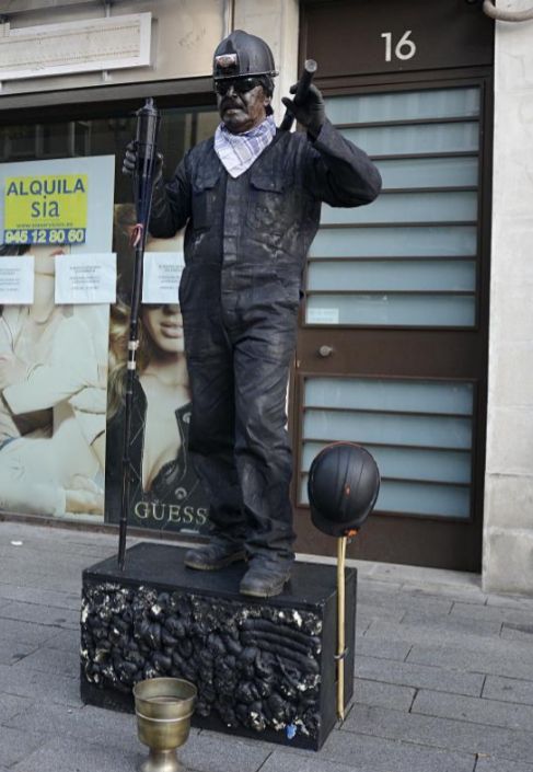 Un artista callejero en las calles de Vitoria durante La Blanca