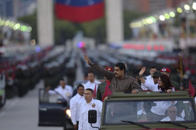 El presidente de Venezuela, Nicols Maduro, saluda junto a su esposa...