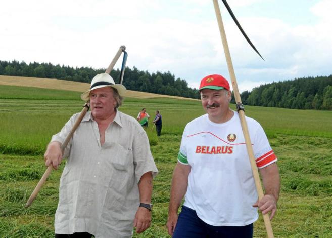 Gerard Depardieu pasea con al presidente bielorruso por la residencia...