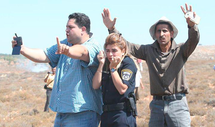 Dos palestinos tratan de proteger a una polica israel de un ataque...