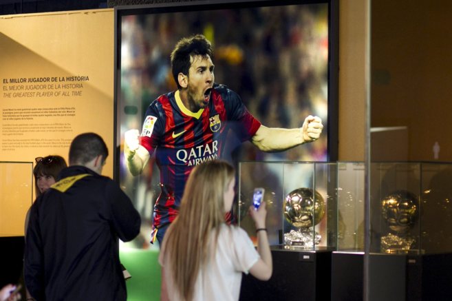 Una fotografa de gran tamao de Messi, junto al Baln de Oro, en...