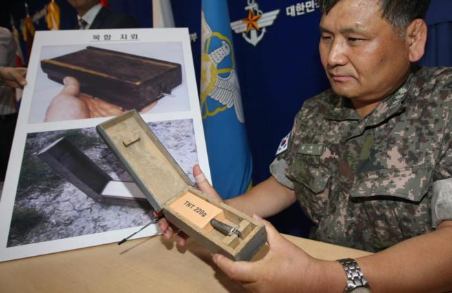 Un soldados surcoreano muestra una de las minas.