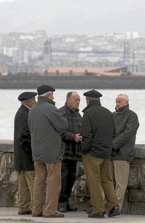 Un grupo de hombres jubilados conversa en el Puerto Viejo de Algorta
