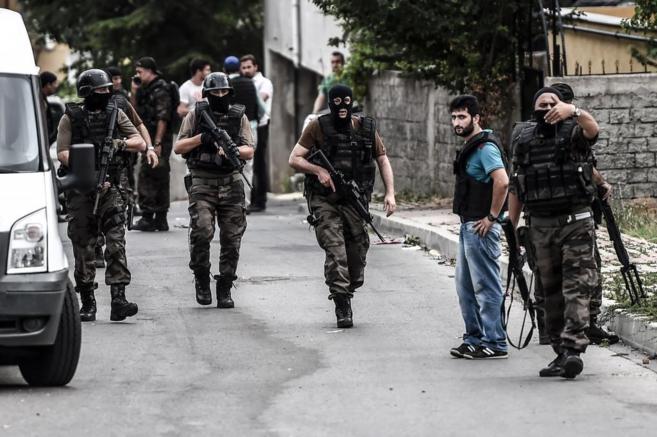 Fuerzas especial turcas inspeccionan las calles tras los dos ataques...