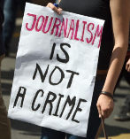 'El periodismo no es un crimen', reza este cartel de un...