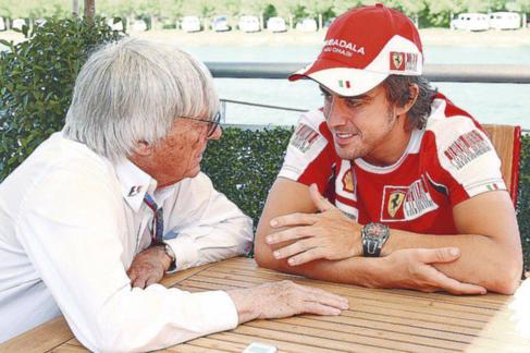 Ecclestone charla con Alonso, en la etapa de ste en Ferrari.