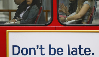 Cartel sobre la puntualidad en un autobs de Londres