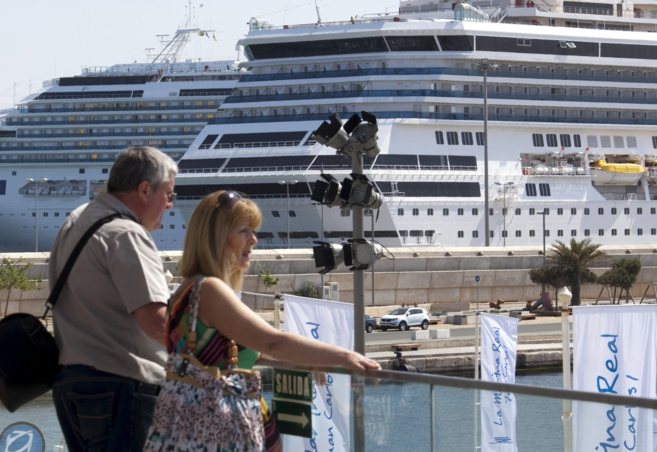 Dos personas observan un crucero que hizo escala en el Puerto de...