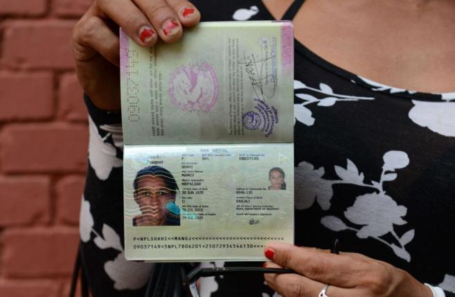 Monica Shahi sostiene su nuevo pasaporte.