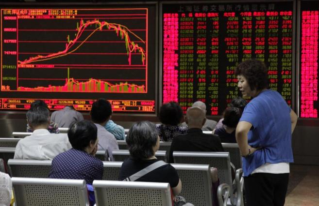Inversores en la Bolsa de Shanghai