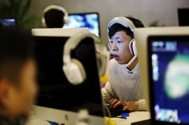 Un joven utiliza un ordenador en un cibercafé en Pekín.