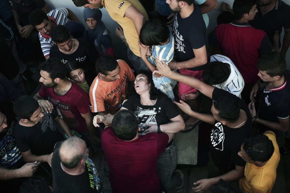 Una mujer se desmaya durante el registro de inmigrantes que llegan a...