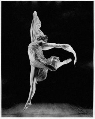 Isadora Duncan, bailando con uno de sus clásicos velos.