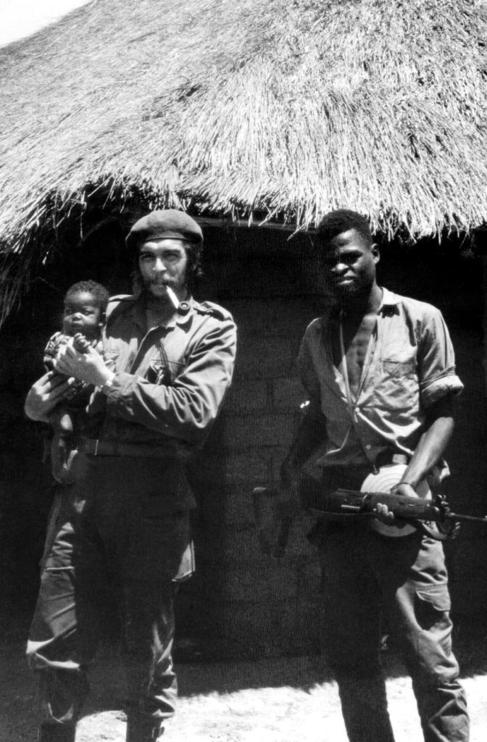 Ernesto Guevara posa junto a un soldado congoleo en un campamento...
