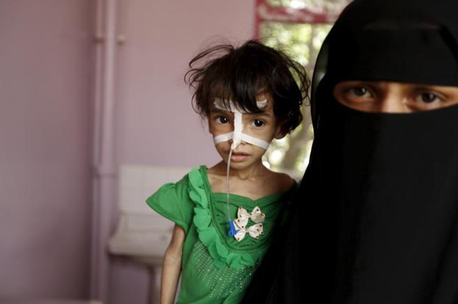 Una mujer, junto a su hija desnutrida, en un hospital de San.