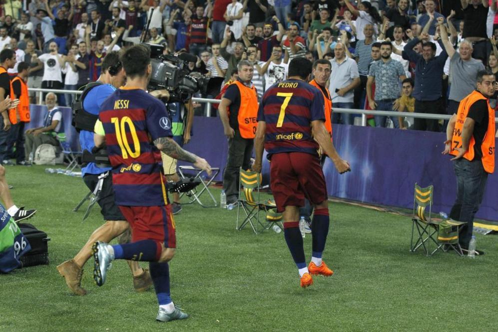 Los jugadores del Bara celebran el gol de Pedro.