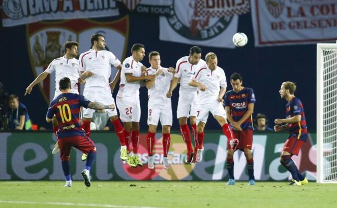Messi lanza una falta ante la defensa del Sevilla.