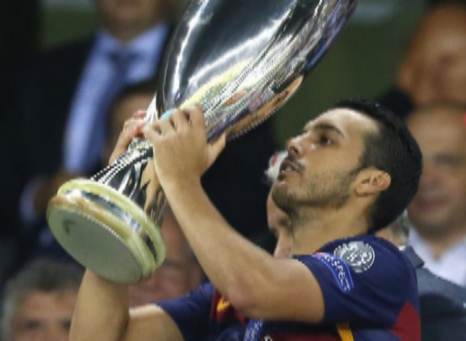 Pedro, con la Supercopa conquistada, de nuevo, con un gol suyo en la...