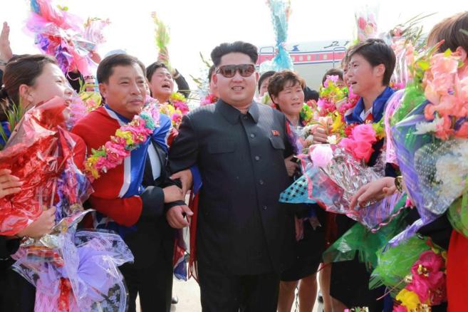 Kim Jong-Un rodeado de... usuarios de Tinder?