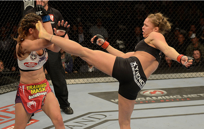 Rousey golpea a una rival durante un combate de la UFC