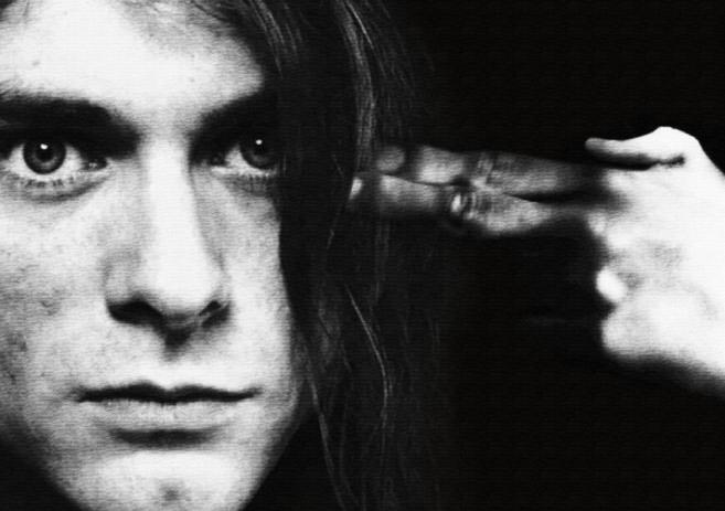El msico de grunge, Kurt Cobain, simulando un suicidio.