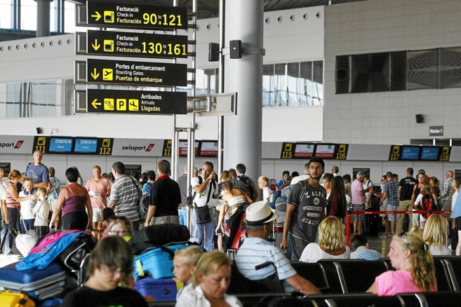 Afluencia masiva de turistas en el Aeropuerto Alicante-Elche.