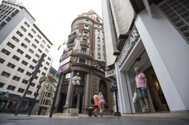 Comercios abiertos un domingo en el centro de Valencia