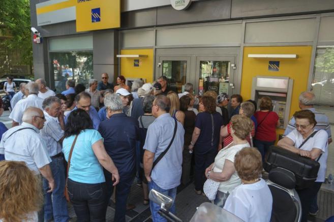 Ciudadanos griegos hacen cola ante una sucursal bancaria griega