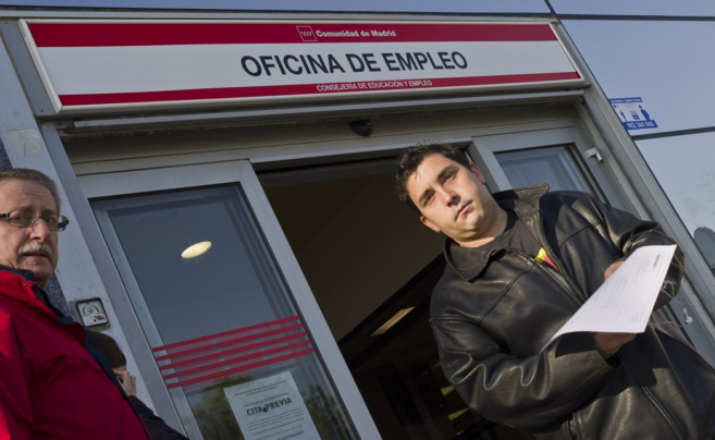 Un joven sale de una oficina de empleo en Madrid.