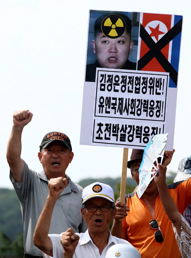 Surcoreanos protestan contra Corea del Norte con motivo de las minas...