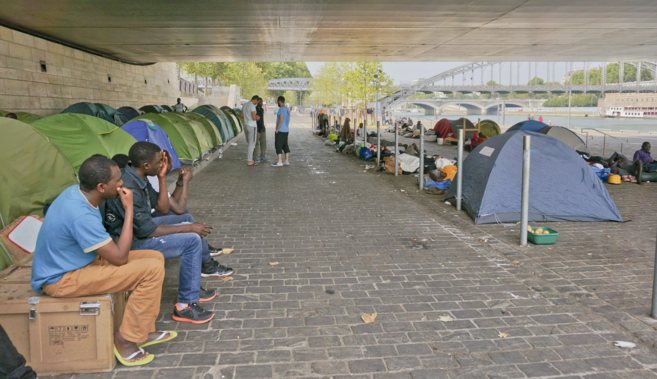 Inmigrantes acampandos bajo el puente de Austerlitz de Pars