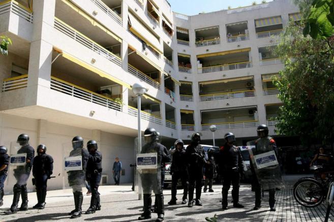 Cordn policial en la plaza Sant Jordi de Salou (Tarragona), ayer.