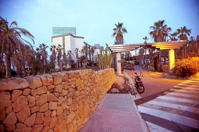 El inmueble que alberga el hotel Sidi San Juan, en la playa junto al...