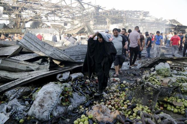 El mercado abarrotado donde se ha producido el atentado, en Bagdad.