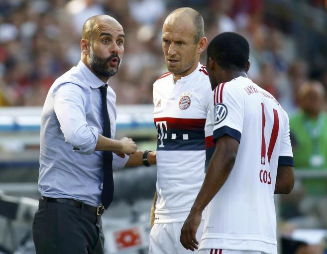 Guardiola da indicaciones a Robben y Douglas Costa