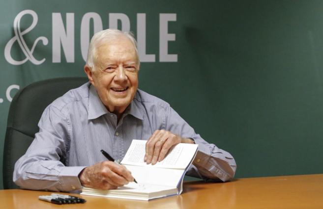 El ex presidente Carter durante la firma de ejemplares de su ltimo...