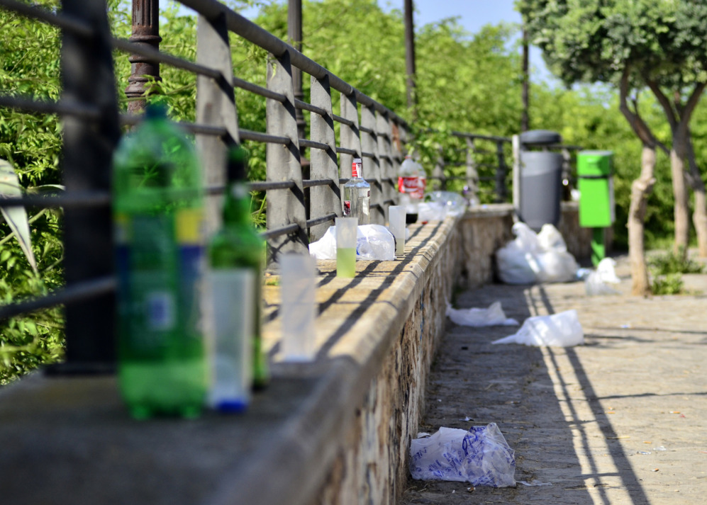 Restos de vasos y botellas en las calles de Es Jonquet despus del...