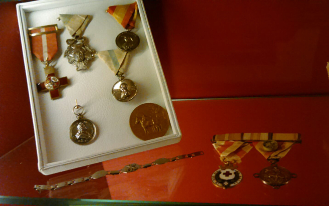 Medallas exhibidas en las vitrinas en la sala dedicada a Antonio...