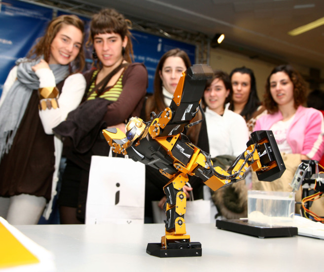 Robot humanoide diseado por estudiantes de la Escuela de Ingeniera...