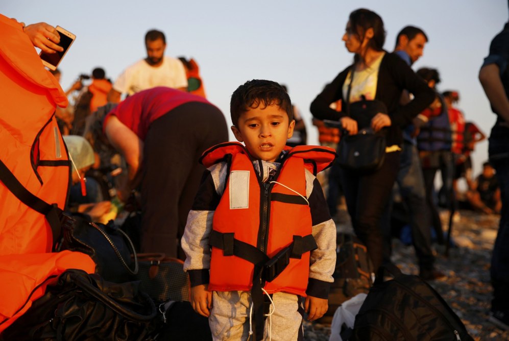 Un niño sirio con la mirada perdida poco después de ser rescatado.