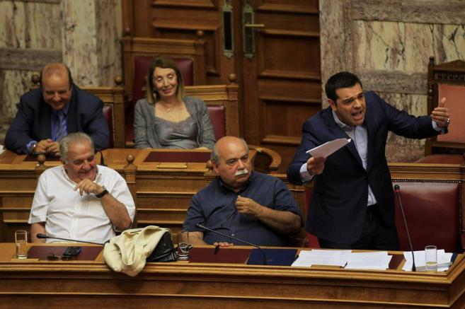 El primer ministro griego, Alexis Tsipras (d), durante una sesión en...
