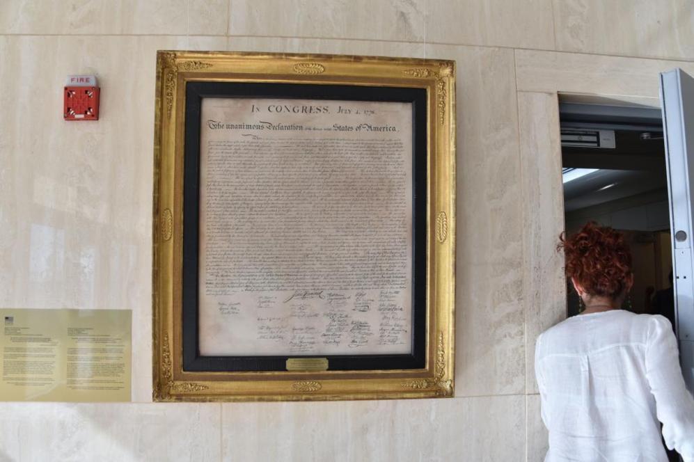 Una copia de la declaración de Independencia a la entrada de la Embajada. El gobierno estadounidense no ha invitado a la ceremonia de reapertura de la embajada en La Habana a ningún disidente cubano, aunque sí recibirá a varios de ellos en una recepción en la casa del encargado de negocios de la embajada, Jeffrey DeLaurentis.