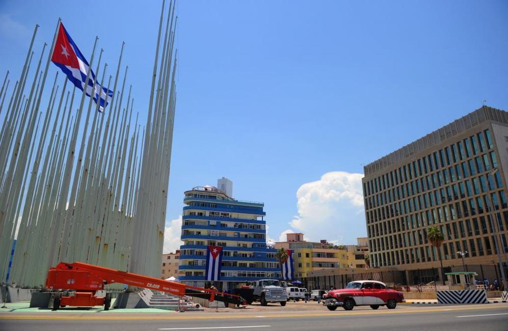 Imagen de la embajada tomada desde el Malecón.
