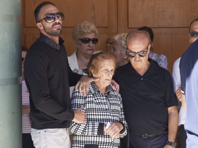 Familiares de Laura del Hoyo durante su funeral