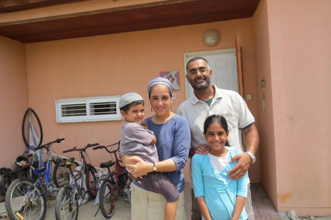 Avinoam y Keren Ratzabi junto a dos de sus ocho hijos.