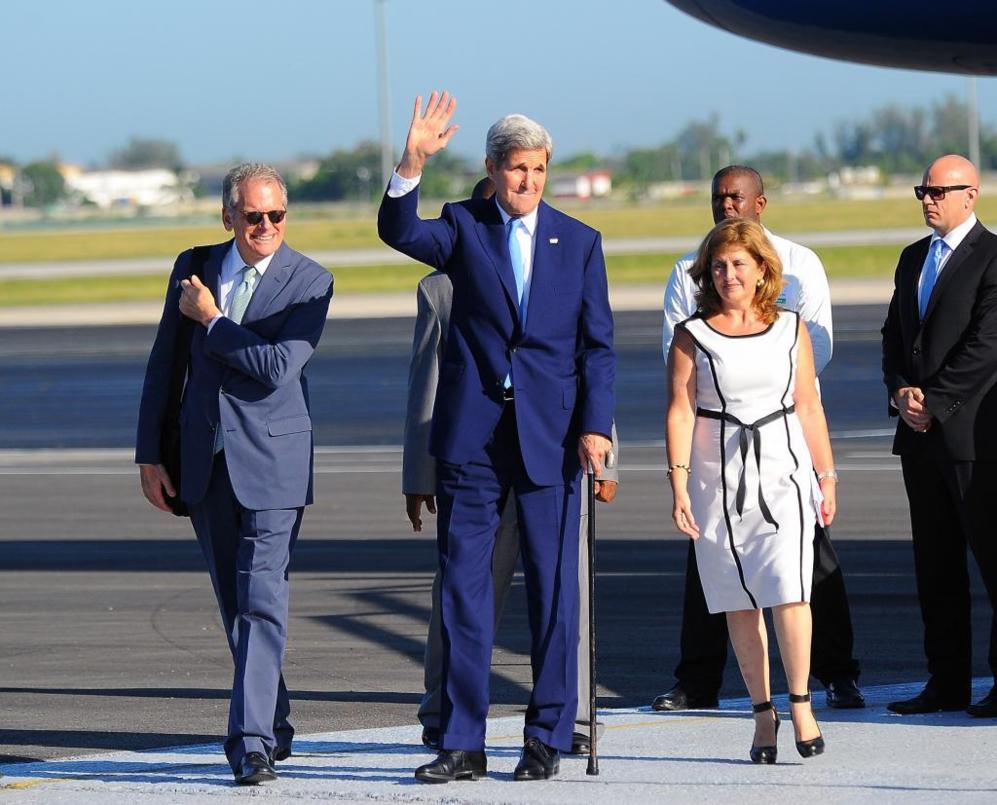 Kerry apareci en Cuba usando su bastn, ya que todava se est...