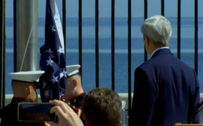 Kerry ante la bandera antes de ondear en el cielo cubano